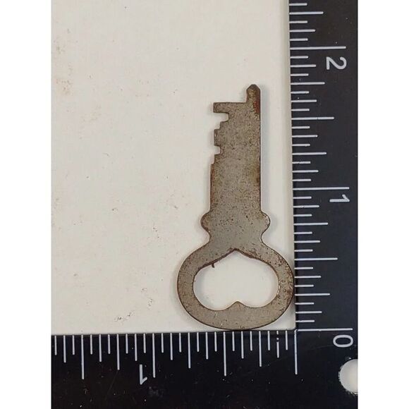 Vintage Flat Heart Key Steamer Trunk - Picture 9 of 10